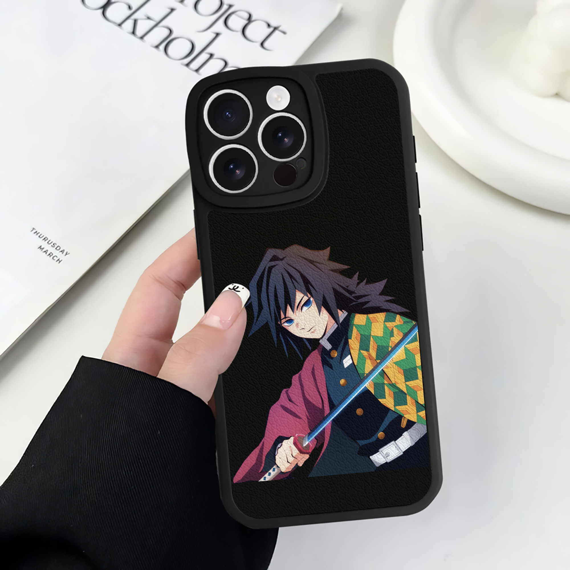 （画像用） 鬼滅の刃（きめつのやいば）水柱-冨岡 義勇／とみおか ぎゆう Tomioka Giyuu 【iPhone 16シリーズ対応】シリコンスマホケース（レザー調） 材質：シリコン
